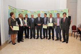 Los premiados posan con sus trofeos y diplomas tras el acto de entrega.