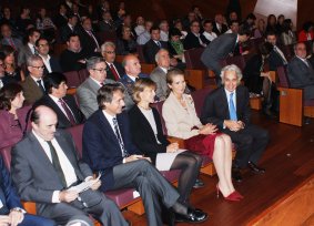 S.A.R la Infanta Elena junto a los ponentes, minutos antes de comenzar el acto.