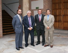 De izquierda a derecha, el Director General Servicios Jurídicos de la FEMP, Francisco Díaz Latorre; José Manuel García del Valle y Andrés Delfín Rojo del Valle, de la Federación de Concejos; y Angel Fernández Díaz, Secretario General de la FEMP.