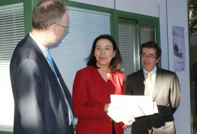 La Directora del Instituto de la Mujer, con el embajador de Noruega, a su derecha, y el Secretario General de la FEMP.