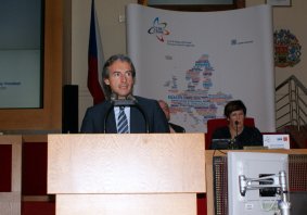 Íñigo de la Serna, durante su intervención en Praga.