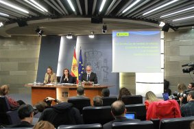 La vicepresidenta del Gobierno,Soraya Sáenz de Santamaría, junto a la ministra de Fomento, Ana Pastor, y al ministro de Agricultura, Alimentación y Medio Ambiente, Miguel Arias Cañete, en la rueda de prensa posterior al Consejo de Ministros.