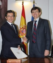 Angel Fernández y Manuel Arenilla, tras la firma del acuerdo.