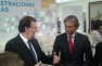El Presidente del Gobierno departe con el Presidente de la FEMP en el acto de presentación.