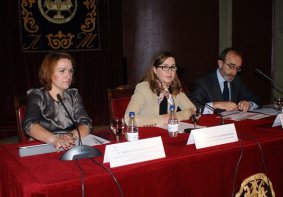 Esther García, en el centro, con la Subdirectora  General de Promoción del Libro, la Lectura y las Letras Españolas, Mónica Fernández, y Juan José Litrán, Director de la Fundación Coca Cola. 