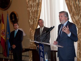 El Ministro Íñigo Méndez de Vigo, en primer término, junto con el Secretario General de la FEMP, Ángel Fernández, y el Presidente de la Fundación Coca-Cola, José Núñez