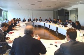 El Secretario General de la FEMP, Juan Ávila, en primer término a la izquierda, en la reunión del Consejo.