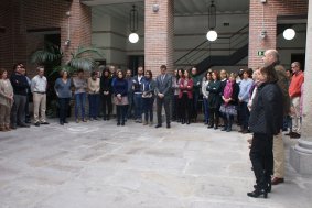 Los empleados de la FEMP, concentrados en el patio de su sede durante el minuto de silencio.