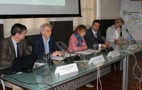 El Secretario General de la FEMP, en primer término a la izquierda, durante el acto de apertura de la Jornada.