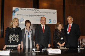 
Francisco de la Torre, Alcalde de Málaga, en el centro, con Isaura Leal, Secretaria General de la FEMP, segunda por la izquierda, junto al resto de participantes en la inauguración de las Jornadas.