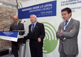 Manuel Chaves, Pedro Castro y Patxi Lazcoz, en rueda de prensa