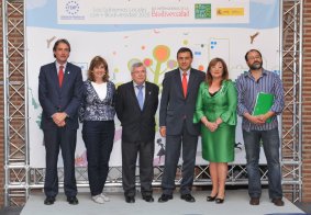 Íñigo de la Serna, Ana Leiva, Pedro Castro, Josep Puxeu, María Antonia Pérez y Luis Miguel Dominguez,al finalizar el acto.