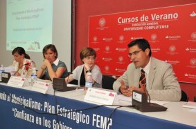 Participantes en la mesa de debate. Ramón Díaz en primer término.