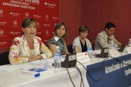 Participantes en la mesa de debate. Elena Bastida en primer término.