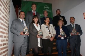 Los premiados posan en la sede de la FEMP