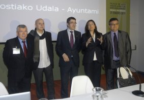 El Presidente de la FEMP, Pedro Castro,junto al Alcalde de San Sebastián, Odón Elorza, el Lehendakari, Patxi López, y la Secretaria de EStado de Cooperación, Soraya Rodríguez,  el Presidente de Confocos, Teodoro Romero.