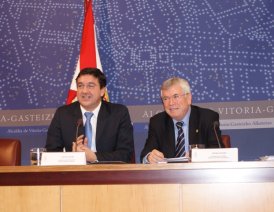 Pedro Castro, con el Alcalde de Vitoria, Patxi Lazcoz
