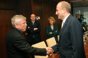 Miguel Sebastián y Pedro Castro antes del comienzo de la reunión