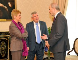 Pedro Castro, con Manuel Chaves y Consuelo Rumí, en la sede del Ministerio