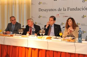 Pedro Castro y Antonio Fogué, en el centro, con la directora del estudio, Maite Vilalta, y el director de la Fundación