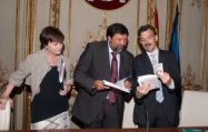 El Ministro de Justicia, Franciso Caamaño, con la Secretaria General de la FEMP, Isaura Leal, y el Director de la Fundación Pluralismo y Convivencia, José Manuel López.