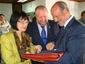 Los representantes españoles, Alcaldes de Valladolid y Lugo, junto a otra de las participantes en el Foro