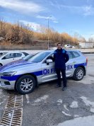 Alberto Calvo frente a un coche de la Agencia